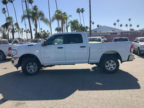 Bright White Clearcoat 2024 RAM 2500 Big Horn Crew Cab 4x4 6'4' Box