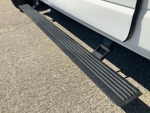 Ivory White Tri-Coat Pearlcoat 2023 RAM 1500 Longhorn