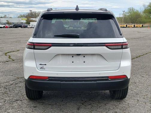 Bright White Clearcoat 2025 Jeep Grand Cherokee Limited