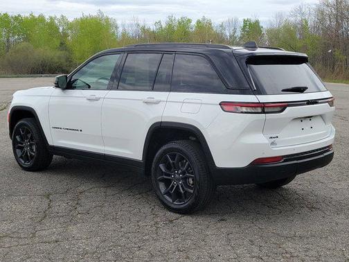 Bright White Clearcoat 2025 Jeep Grand Cherokee Limited