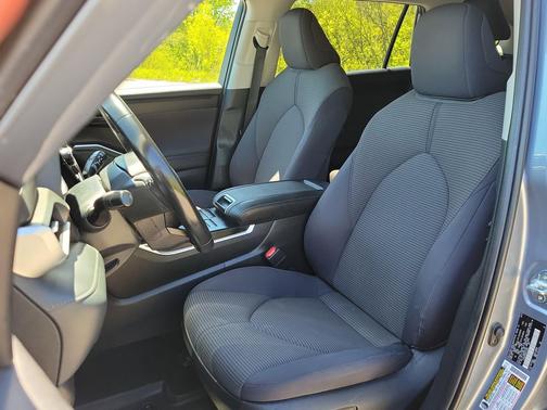 Moon Dust 2022 Toyota Highlander LE