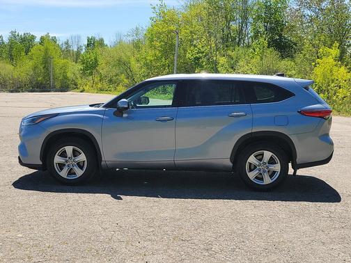 Moon Dust 2022 Toyota Highlander LE