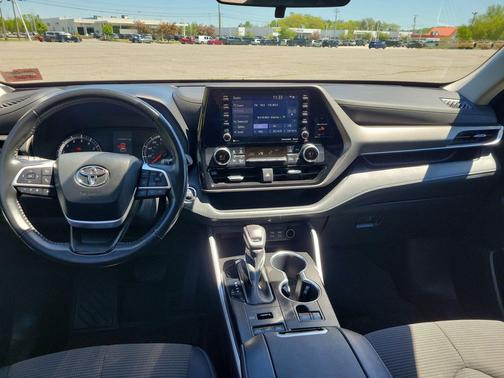 Moon Dust 2022 Toyota Highlander LE