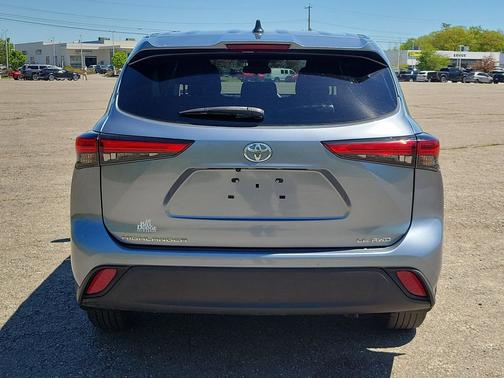 Moon Dust 2022 Toyota Highlander LE