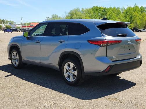 Moon Dust 2022 Toyota Highlander LE