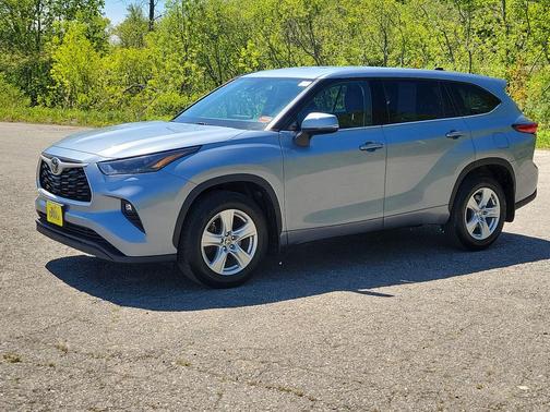Moon Dust 2022 Toyota Highlander LE