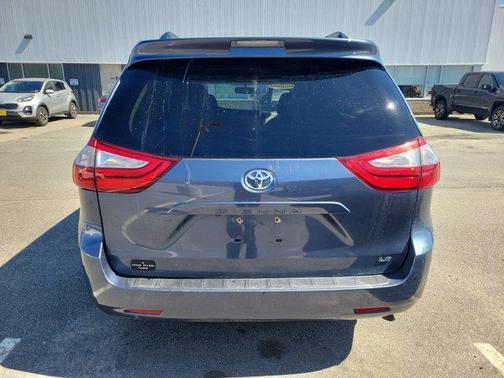 2015 Toyota Sienna LE