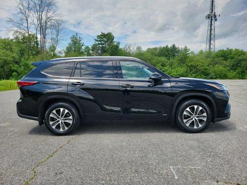 2022 Toyota Highlander Hybrid XLE