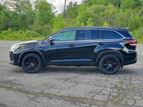 Midnight Black Metallic 2019 Toyota Highlander SE