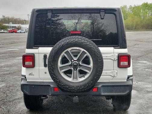Bright White Clearcoat 2018 Jeep Wrangler Unlimited Sahara