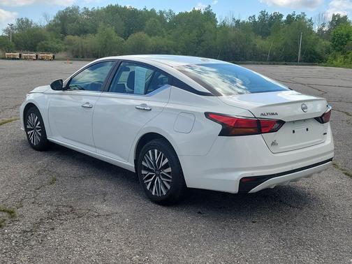 Pearl White Tricoat 2024 Nissan Altima 2.5 SV