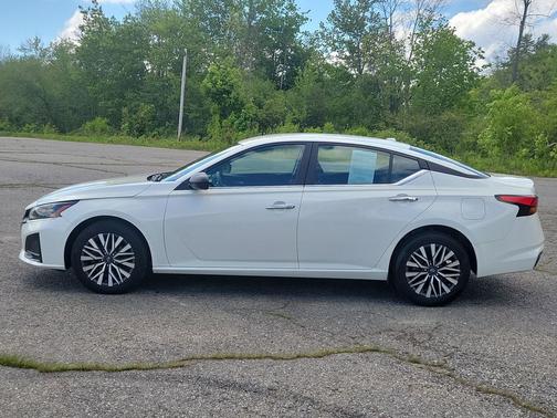 Pearl White Tricoat 2024 Nissan Altima 2.5 SV