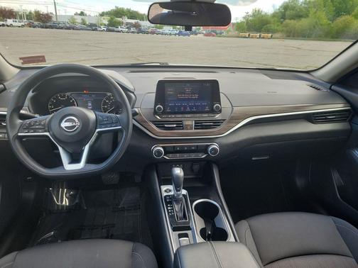Pearl White Tricoat 2024 Nissan Altima 2.5 SV