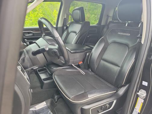 Diamond Black Crystal Pearlcoat 2022 RAM 1500 Laramie