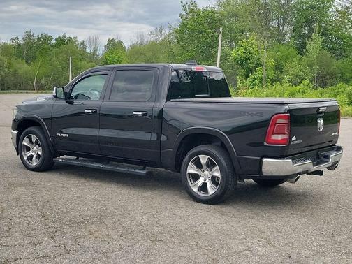 Diamond Black Crystal Pearlcoat 2022 RAM 1500 Laramie