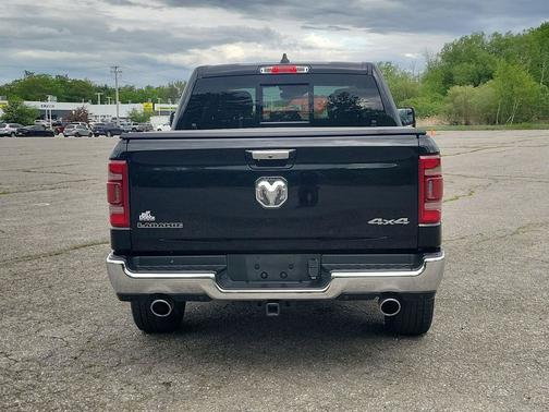 Diamond Black Crystal Pearlcoat 2022 RAM 1500 Laramie