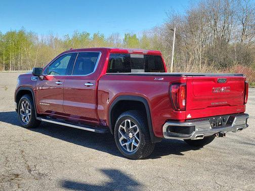 Cayenne Red Tintcoat 2022 GMC Sierra 1500 SLT