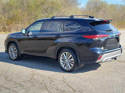 Midnight Black Metallic 2023 Toyota Highlander Hybrid Platinum