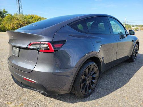 2022 Tesla Model Y Long Range Dual Motor All-Wheel Drive