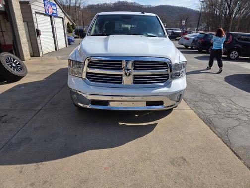 Bright White Clearcoat 2018 RAM 1500 Big Horn
