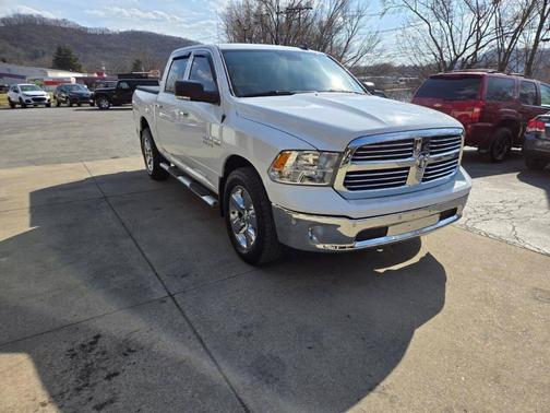 Bright White Clearcoat 2018 RAM 1500 Big Horn