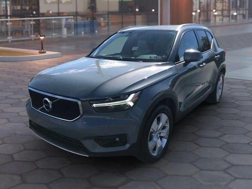 2022 Volvo XC40 T5 Momentum