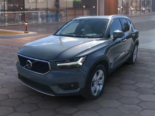 2022 Volvo XC40 T5 Momentum