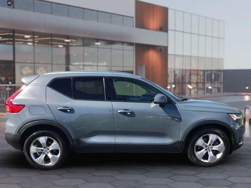 2022 Volvo XC40 T5 Momentum