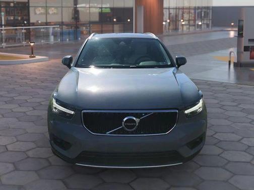 2022 Volvo XC40 T5 Momentum