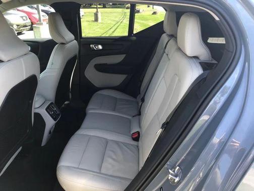 2022 Volvo XC40 T5 Momentum