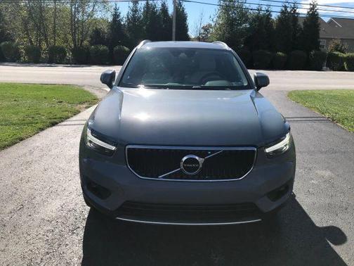 2022 Volvo XC40 T5 Momentum