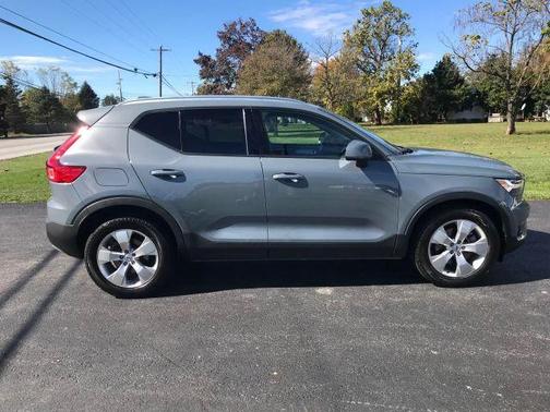 2022 Volvo XC40 T5 Momentum