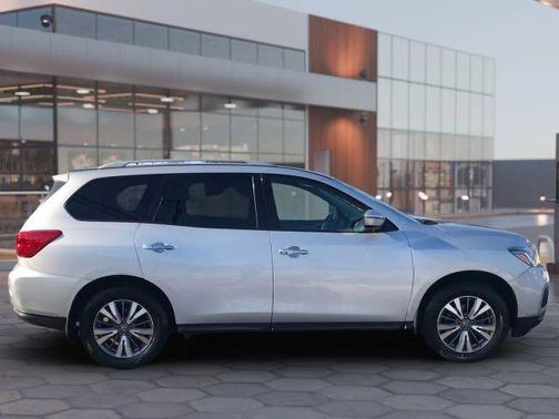 2020 Nissan Pathfinder S