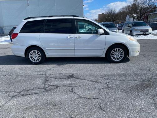White 2007 Toyota Sienna XLE Limited