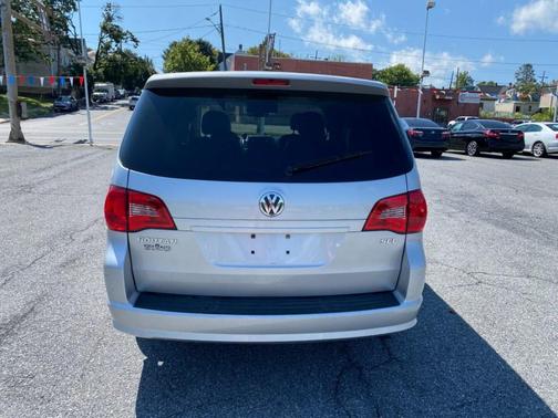 Silver 2009 Volkswagen Routan 4dr Wgn SEL