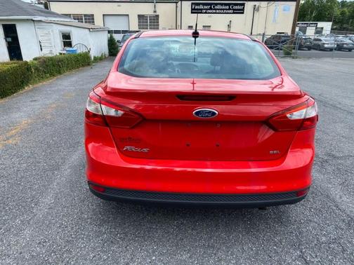 Red 2013 Ford Focus SE