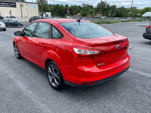 Red 2013 Ford Focus SE