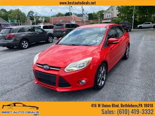 Red 2013 Ford Focus SE