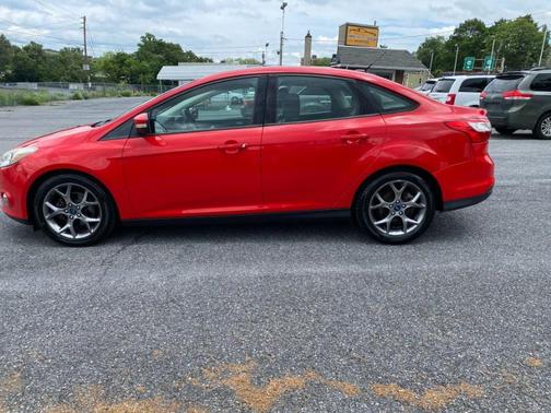 Red 2013 Ford Focus SE