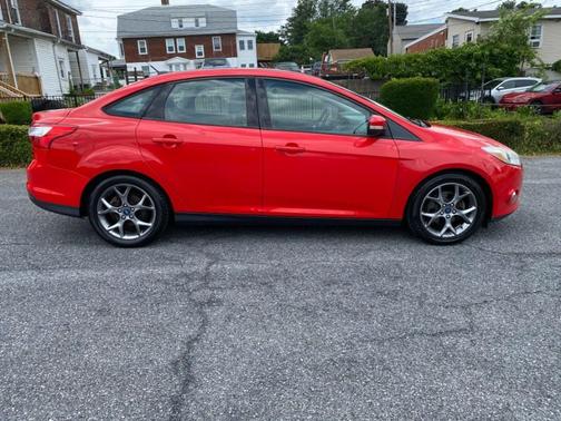Red 2013 Ford Focus SE