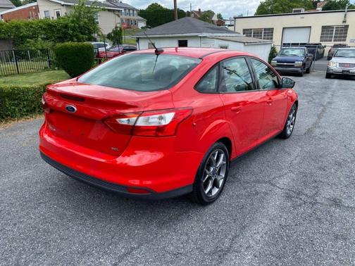Red 2013 Ford Focus SE