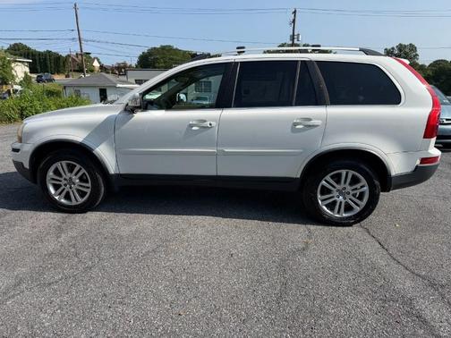Ice White 2011 Volvo XC90 3.2