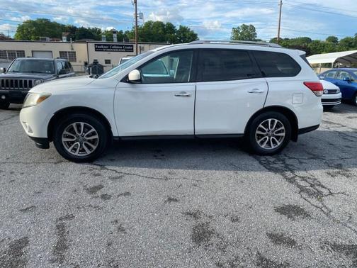 White 2013 Nissan Pathfinder SV