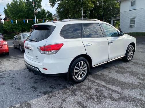 White 2013 Nissan Pathfinder SV