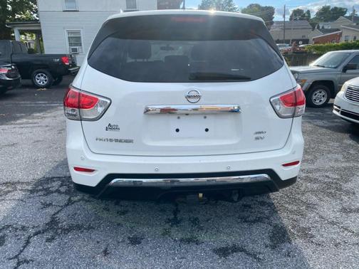 White 2013 Nissan Pathfinder SV