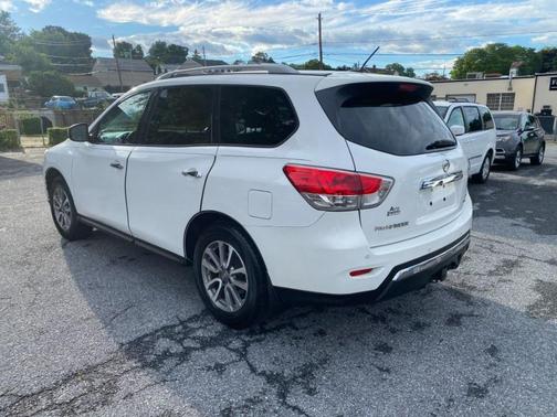 White 2013 Nissan Pathfinder SV