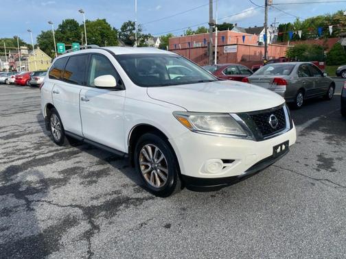 White 2013 Nissan Pathfinder SV