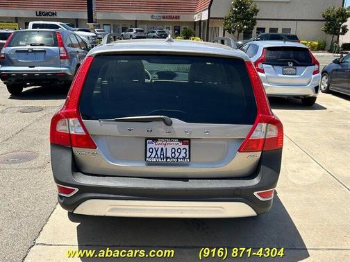 Seashell Metallic 2013 Volvo XC70 3.2