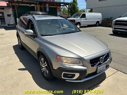 Seashell Metallic 2013 Volvo XC70 3.2