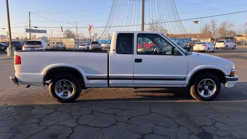 2001 Chevrolet S-10 Base